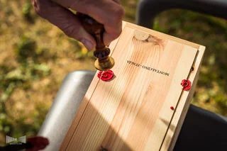 Rituel de vin lors d'une cérémonie laïque à Dijon